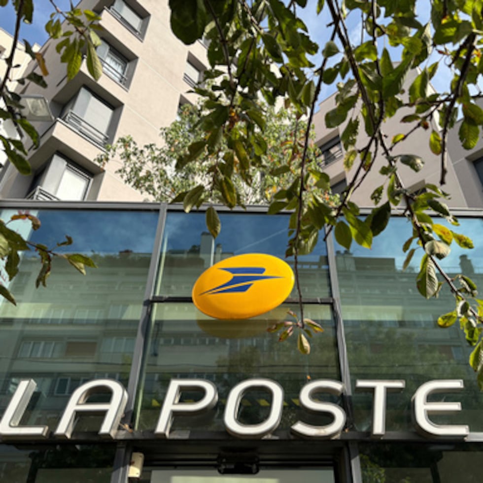 Empleados de una oficina de correos en París no pudieron atender a clientes frustrados que hacían fila para enviar o recoger paquetes, incluidos regalos de Navidad.