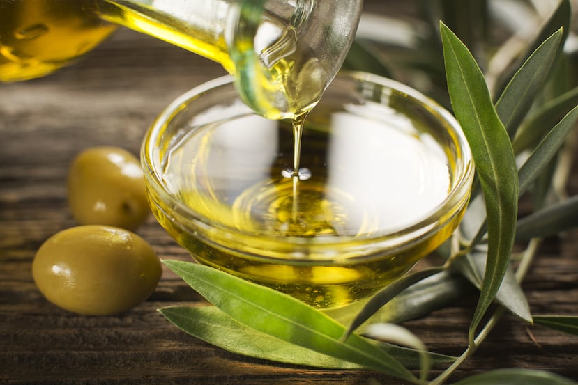 El aceite de oliva puede utilizarse como fuente principal de grasa.