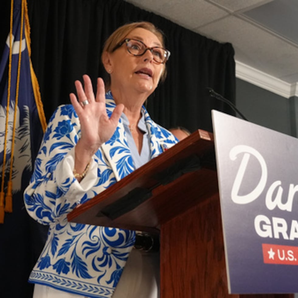 La senadora Darline Graham, republicana por Carolina del Sur, habla con los periodistas tras clasificarse para la segunda vuelta de las primarias especiales del Partido Republicano al Senado
