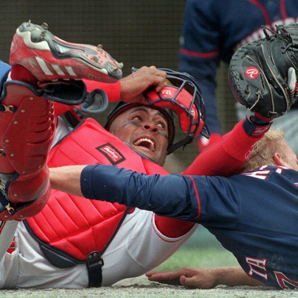 Sandy Alomar observa al 'umpire' Jim Joyce luego de retirar de out a Dennis Hocking en la temporada de 1999.