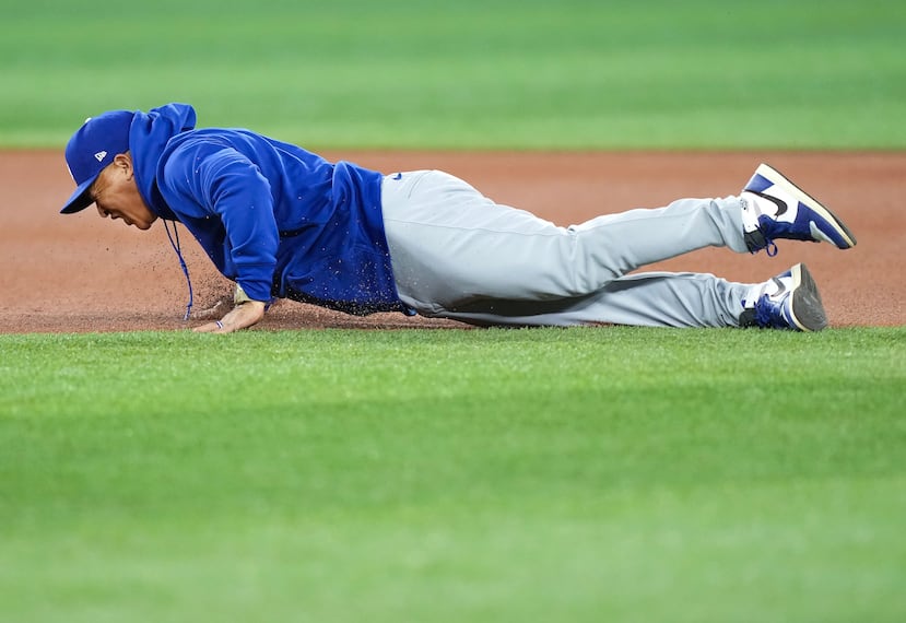 Momento en que Dave Roberts cae de bruces al terreno del Rogers Centre de Toronto.