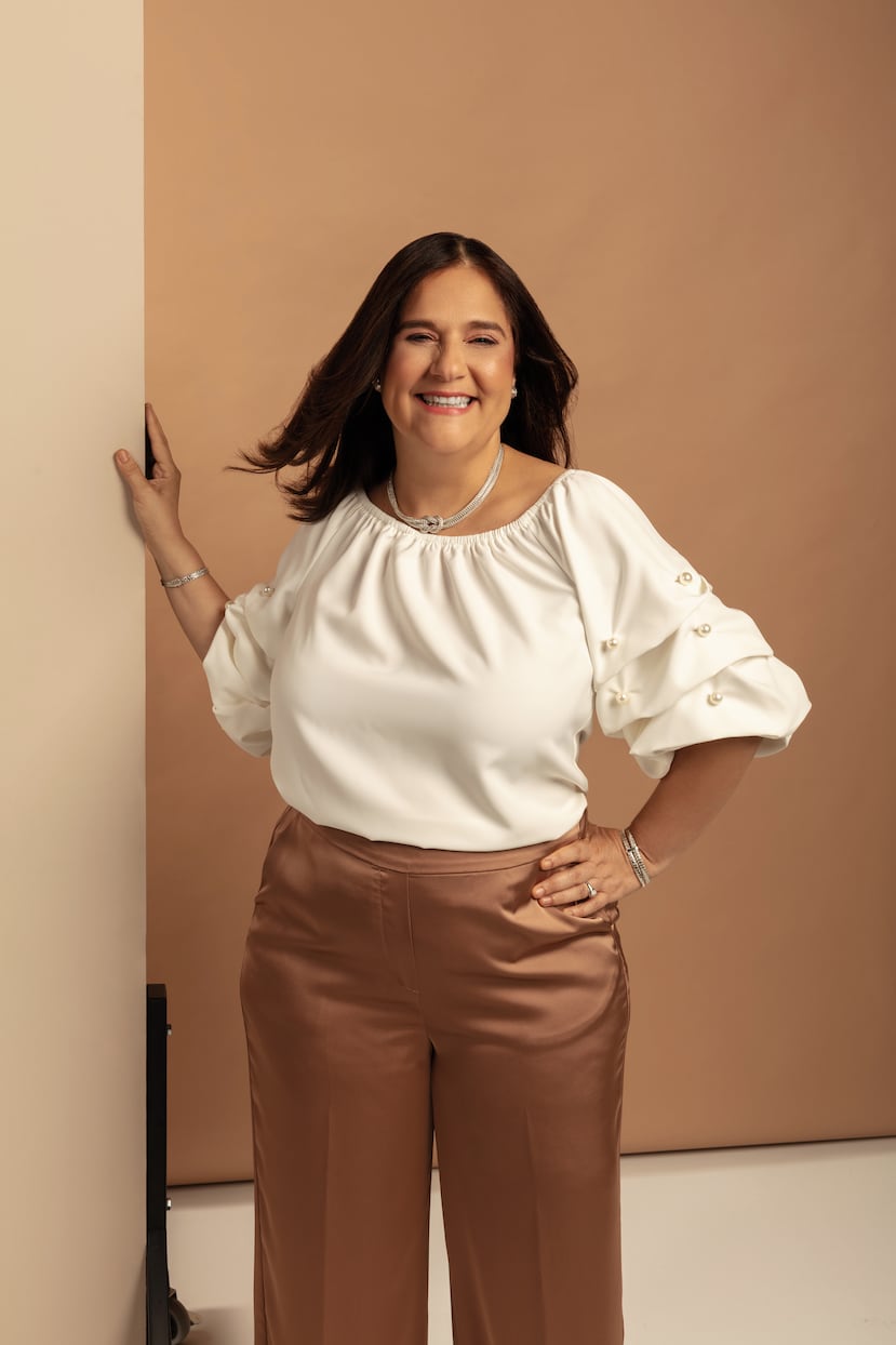 "Stylist": Claudia Madrid | Joyería: Reinhold Plaza Las Américas | Apoyo de maquillaje en el “set”: Tanicha Obregó, de Carolina Herrera