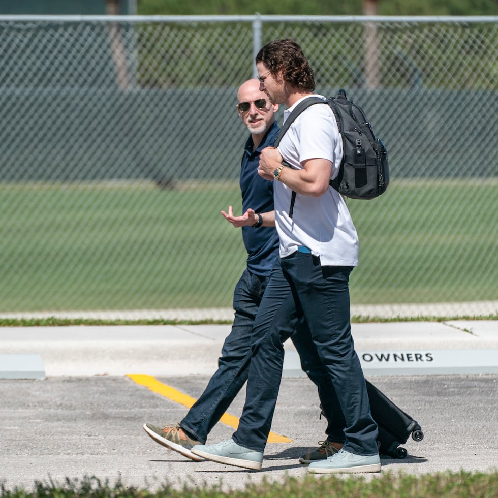 Bruce Meyer en esta foto de archivo, a la izquierda, junto al lanzador Gerrit Cole en 2022, antes de unas negociaciones del pasado convenio colectivo de Grandes Ligas.