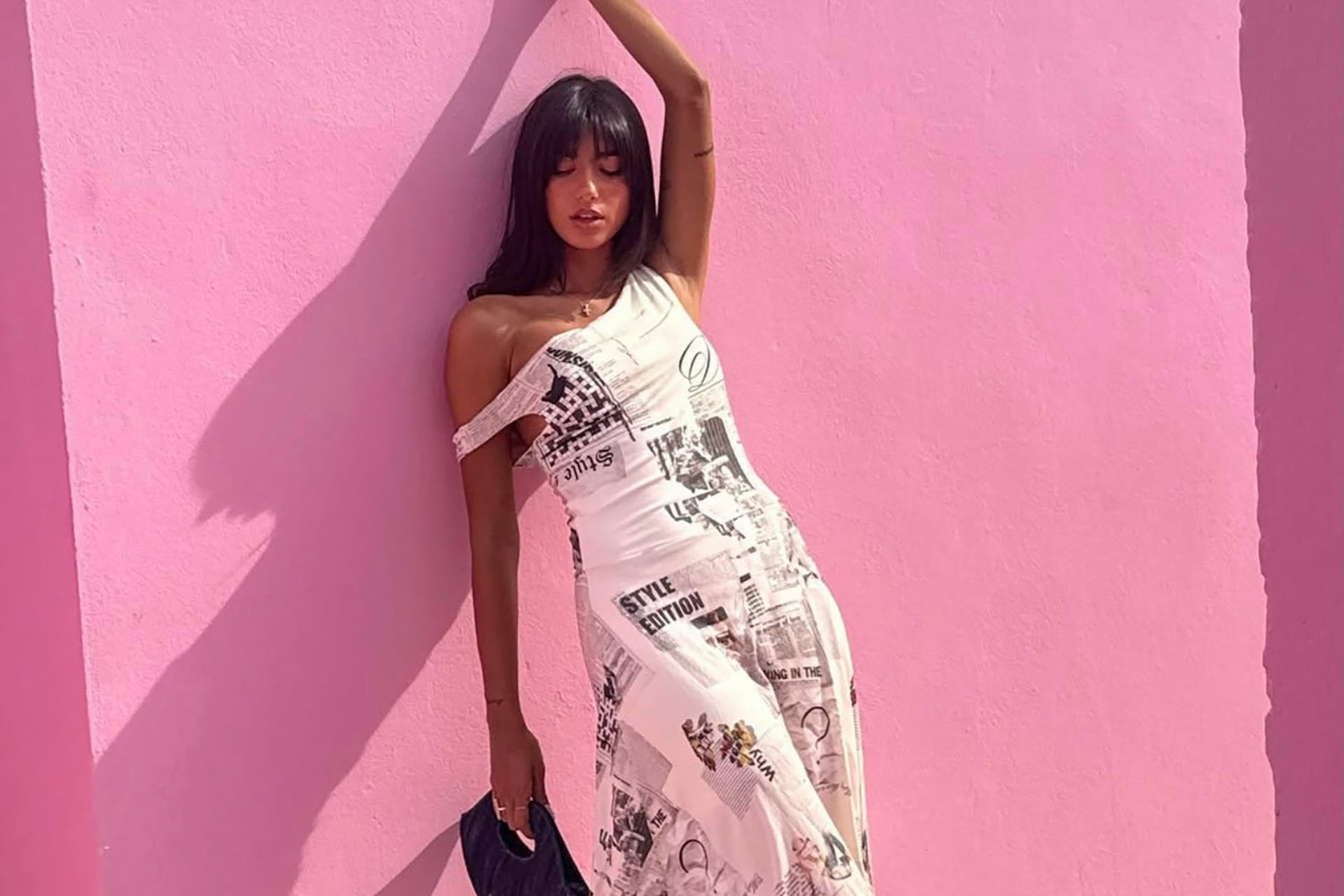 Imagen de la cobertura de: Resurge el “newspaper print” a 25 años de un momento icónico de la moda en la televisión