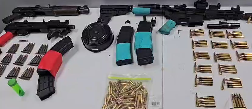 Un allanamiento resultó en el arresto de un hombre de 29 años y la ocupación de cuatro armas de fuego en Trujillo Alto.
