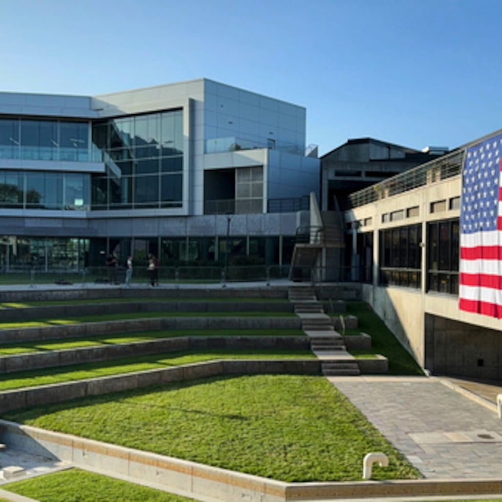 Una bandera nacional cuelga sobre el lugar donde el activista conservador Charlie Kirk.