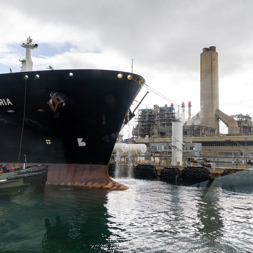 Los buques cisterna de gas natural que NFE importa permanecen anclados frente al terminal entre dos y tres semanas, hasta que son relevados por otro barco.