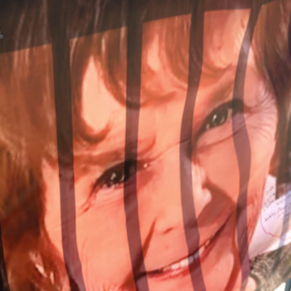 Una pancarta con mensajes de apoyo de cientos de personas dirigidas a Nancy Guthrie, se exhibió frente a la redacción de KVOA el 6 de marzo de 2026, en Tucson.