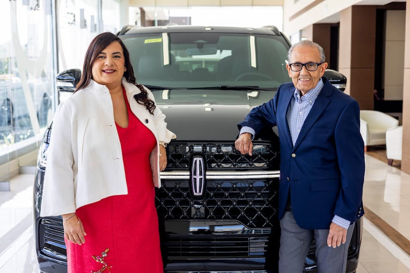 Rosángela Guerra, directora de Ford para Puerto Rico, Centroamérica y el Caribe, y Ramón Vega, presidente de Autos Vega Group, distribuidor exclusivo de Lincoln en la isla, en el concesionario San Juan Lincoln.