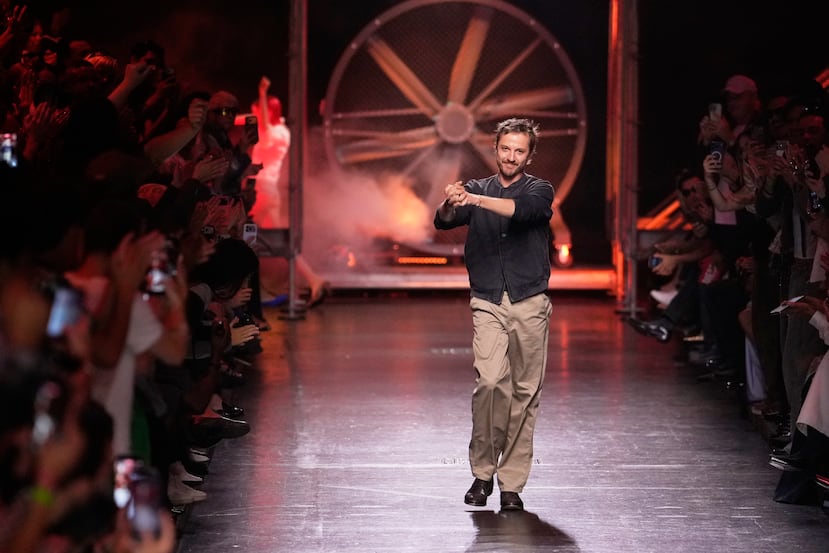 Martnes deja Diesel, a la que se incorporó en 2020, pero sigue en Maison Margiela, la casa de alta costura parisina de vanguardia.