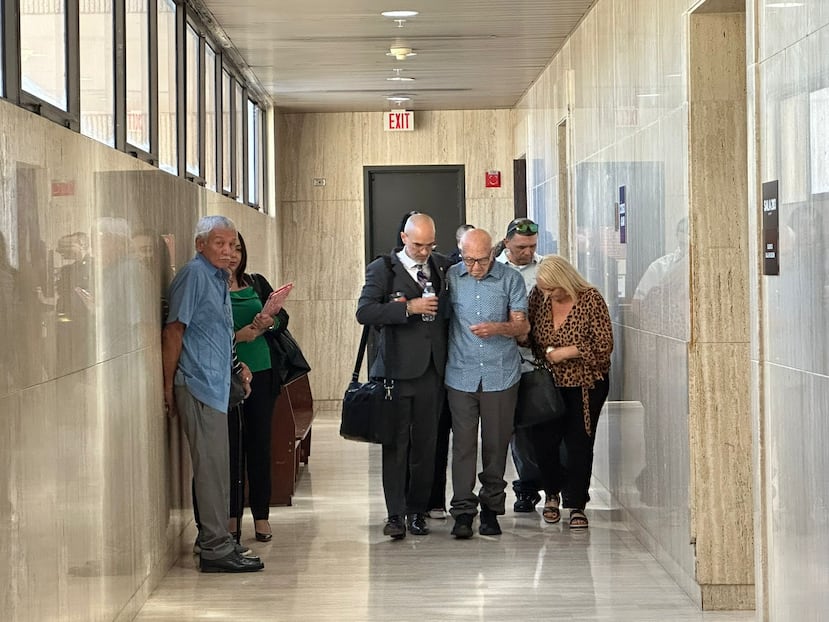 A pesar de la orden de protección, los adultos mayores se reencontraron en el pasillo del pequeño tribunal de Arecibo. En la foto, el licenciado Pedro Berríos ayuda a su representado, Pedro González De León, a caminar para salir del centro judicial.
