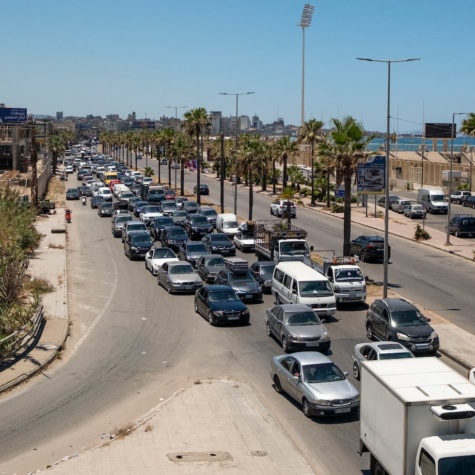 Centenares de vehículos colapsan este viernes la carretera que une la ciudad meridional de Sidón con Beirut.