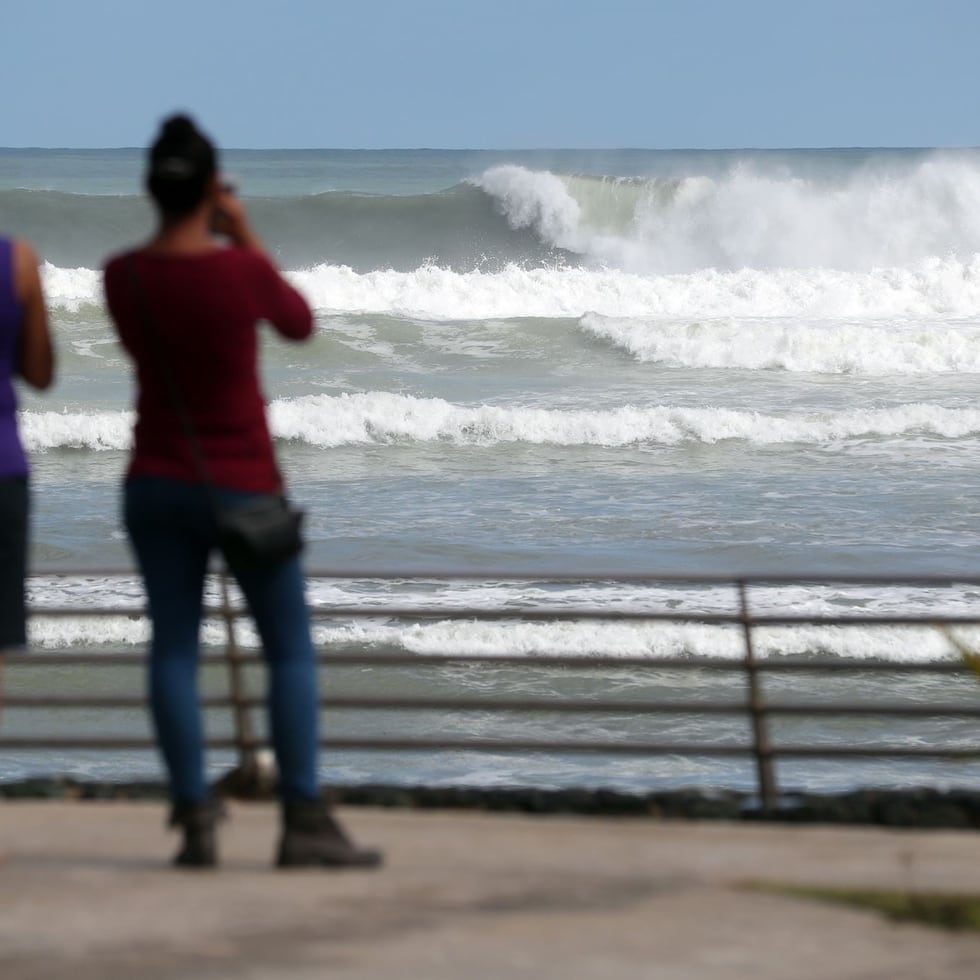 El mar está picado debido a fuertes vientos y una marejada que llega desde el este.