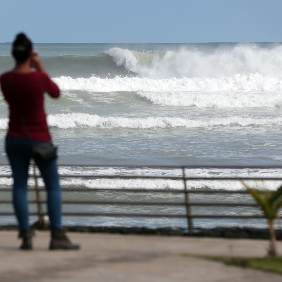 El oleaje generado por el viento está afectando las condiciones en las playas.