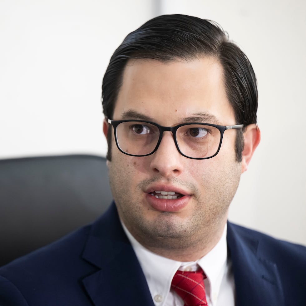 Luego que el legislador presentara una querella por unas alegadas faltas a la Ley Orgánica de la OEG, el contrato de consultoría legal fue enmendado para eliminar toda referencia al Departamento de Justicia, que Parra dirigió el pasado año.