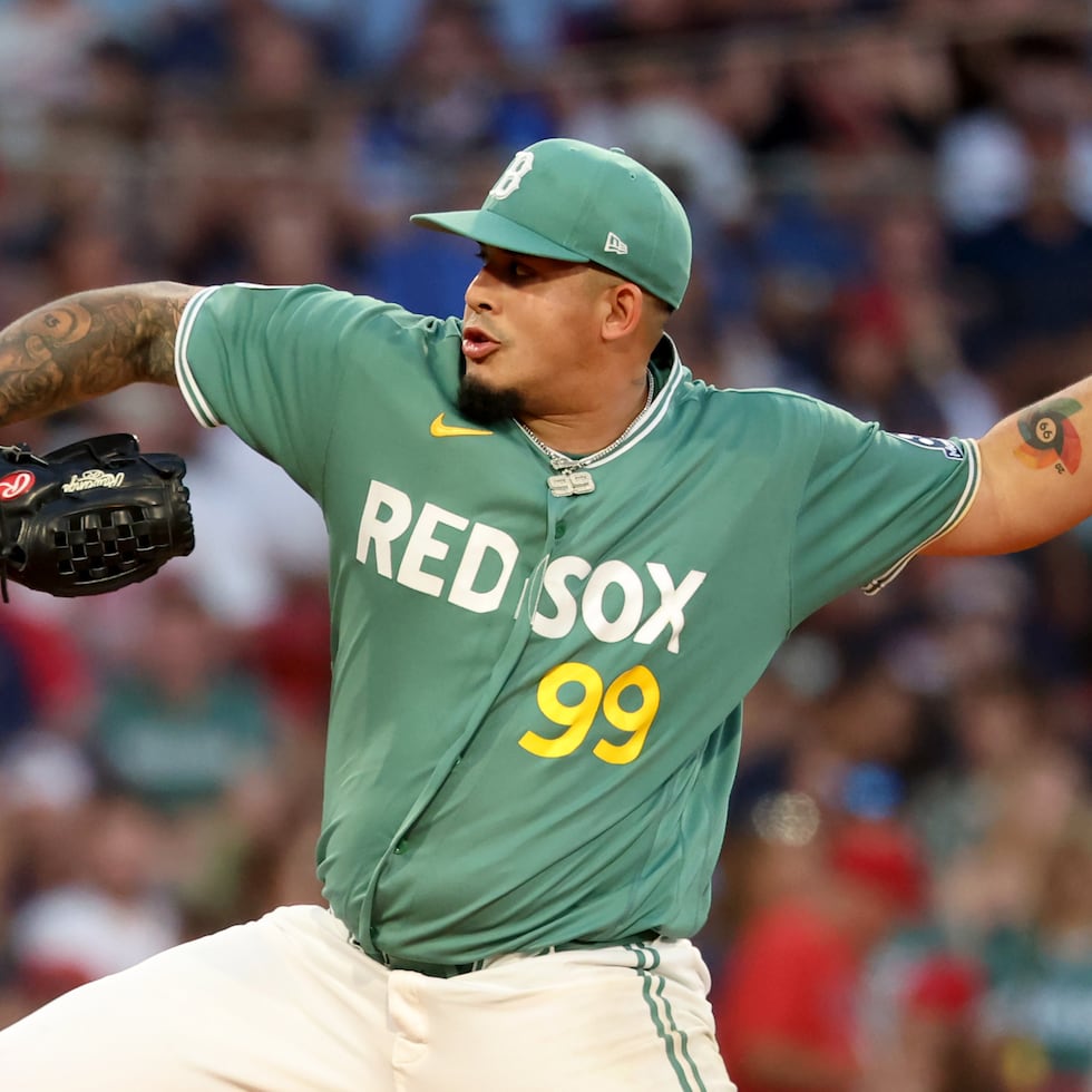 El zurdo Eduardo Rivera ponchó a tres en 2.1 entradas, pero concedió tres hits, incluyendo un jonrón solitario de Junior Caminero, y dejó el juego empatado 3-3 en la tercera entrada.