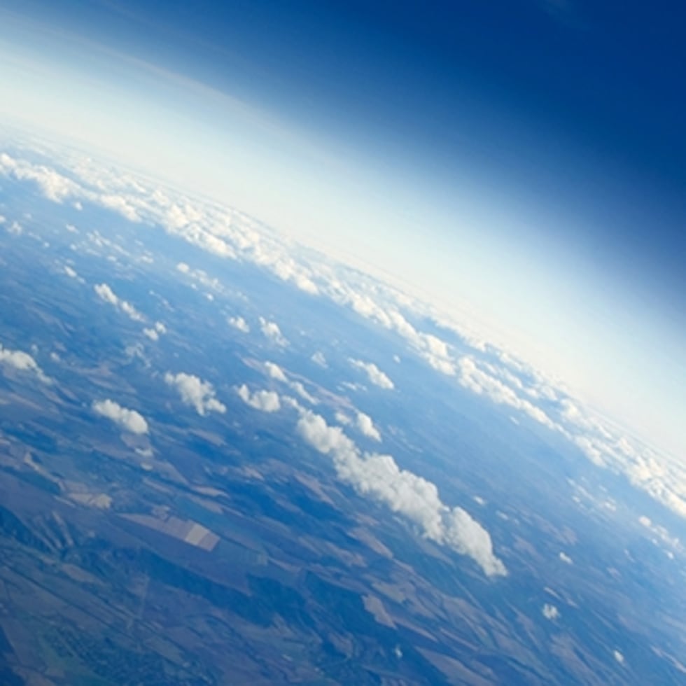 Vista aérea del planeta Tierra con nubes, horizonte y un poco de espacio. Paisaje nuboso y estratosfera desde arriba, a 30 000 pies de altura.