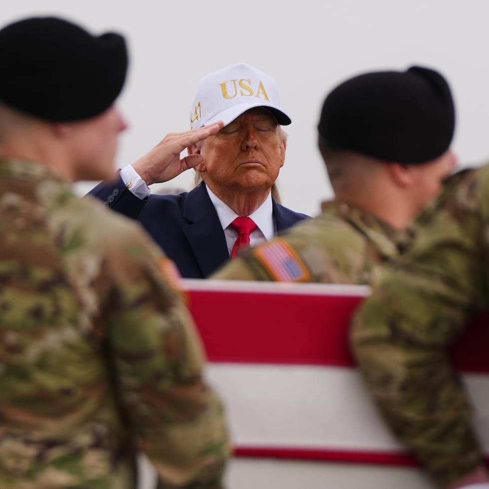 En la misma llamada el presidente estadounidense también afirmó que el estrecho de Ormuz ya está abierto y que hay barcos cruzándolo, pero añadió que está “considerando tomar el control” de este paso marítimo vital para la economía global.