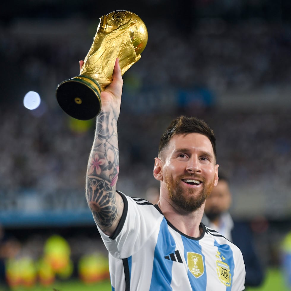 El astro argentino Lionel Messi alza una réplica de la Copa Mundial tras un partido amistoso contra Panamá, el 23 de marzo de 2023.
