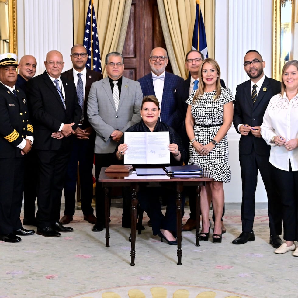 La gobernadora Jenniffer González estuvo acompañada por líderes del sector religioso y legisladores que respaldaron la aprobación de la medida.