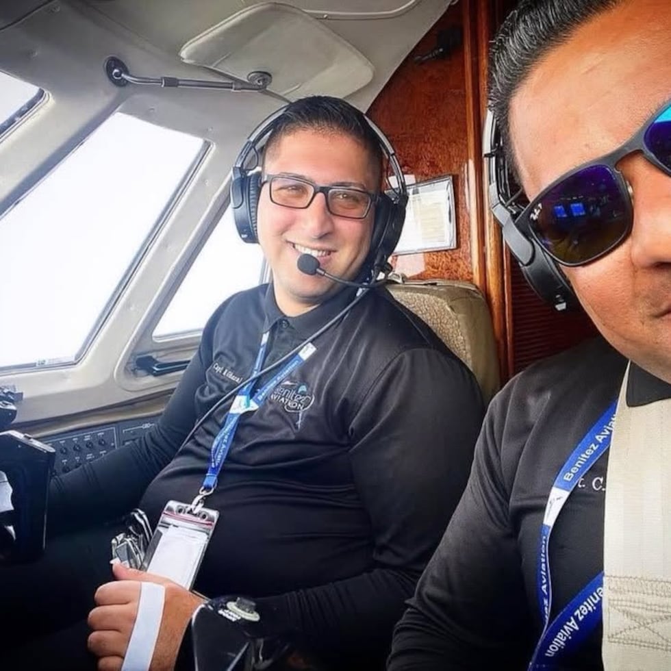 En la foto el copiloto de la nave accidentada Rudy Ghazal y el capitán boricua Carlos Benítez.