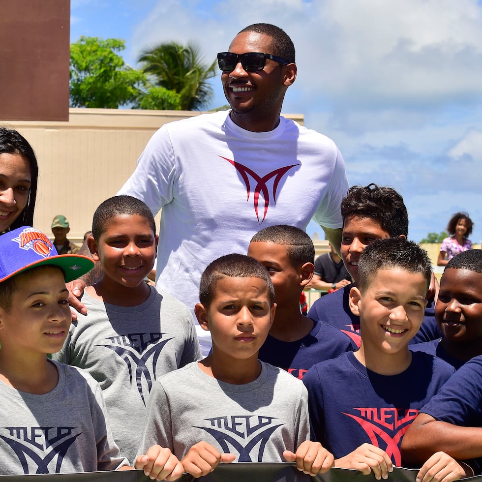 Carmelo Anthony, aquí en una de sus contribuciones anteriores a la isla, se une ahora a la YMCA de San Juan.