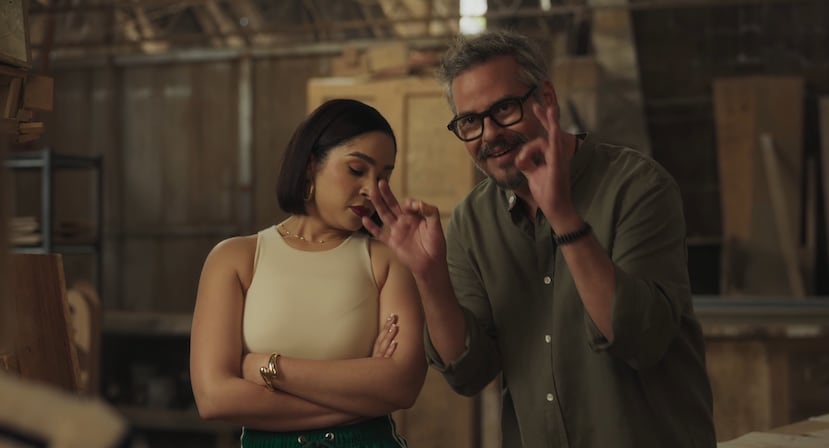 En "Medias hermanas", el actor Frank Perozo, a la derecha, interpreta a un hombre carismático, seguro de sí mismo y con una presencia que no pasa desapercibida.