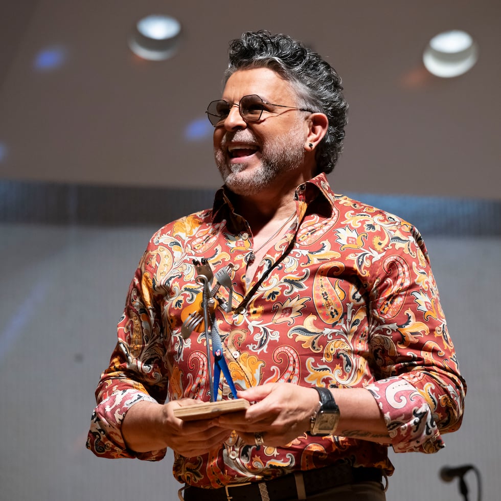 Como parte de la celebración de sus 80 años desde su fundación, la comunidad y facultad de la Escuela Libre de Música Ernesto Ramos Antonini de San Juan rindió ayer en la tarde un emotivo homenaje al “Príncipe de la Salsa”, Luis Enrique por su extensa y excelente trayectoria musical.