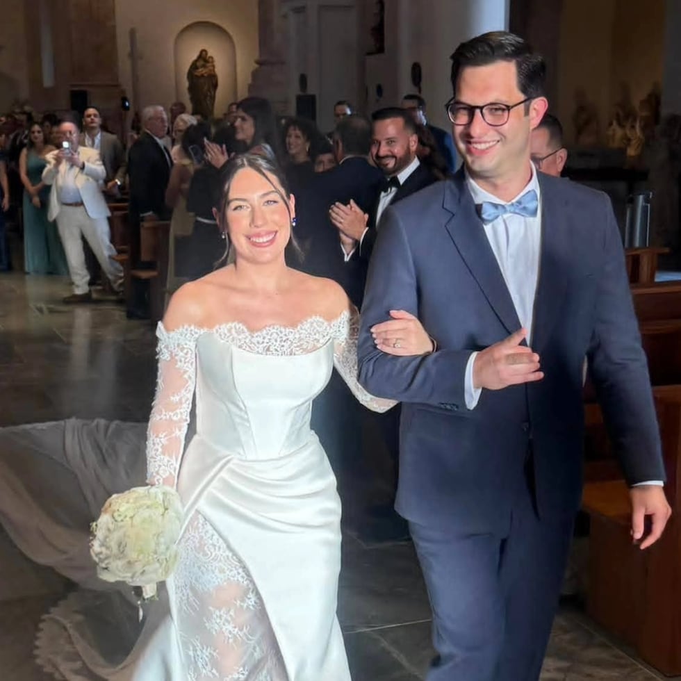 Alondra Laclaustra y Héctor Ferrer Santiago salen de la Iglesia San José, tras celebrar su boda.