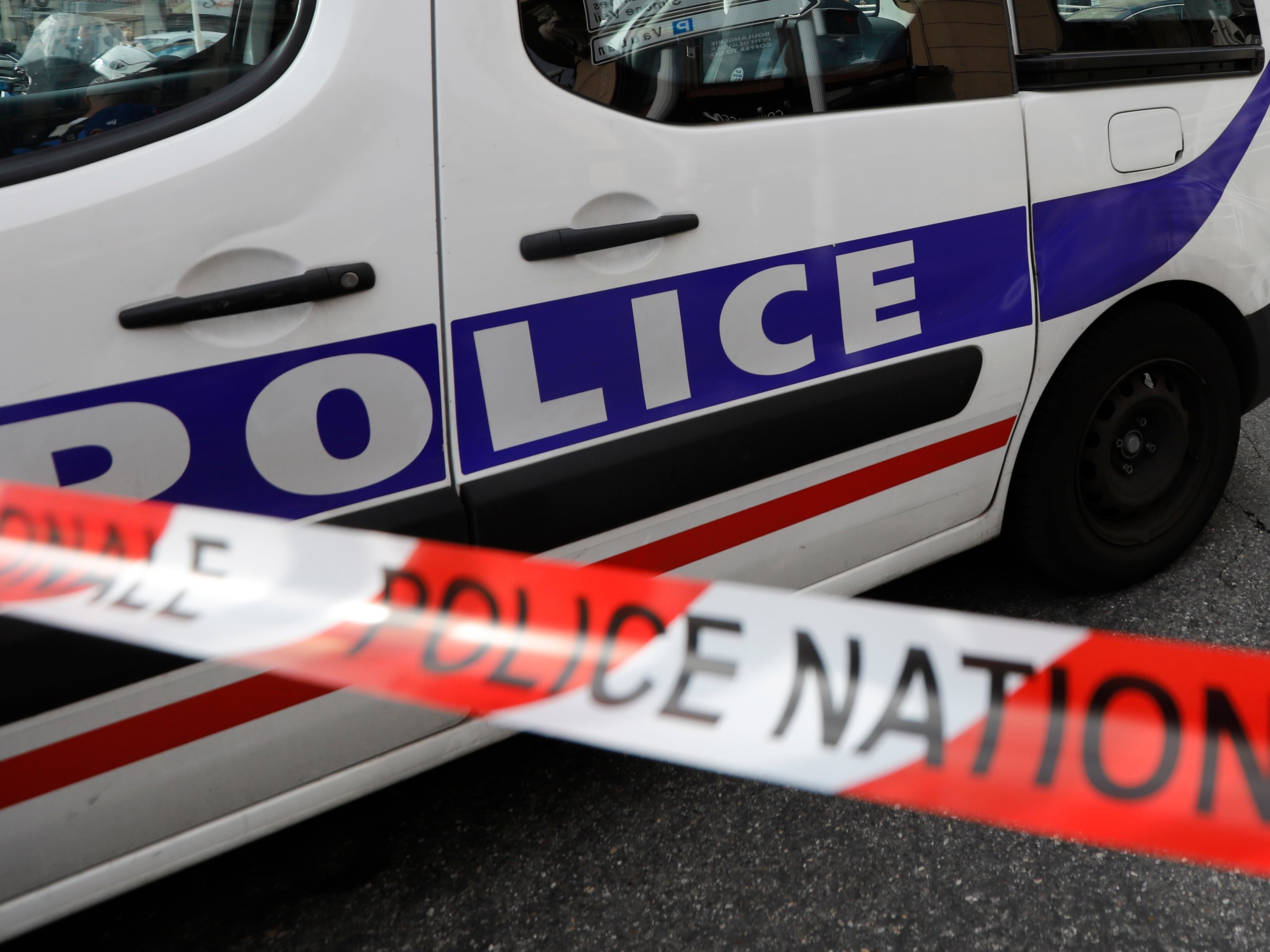 Imagen de la cobertura de: Investigan hallazgo de 58 inmigrantes dentro de un camión en una calle de París