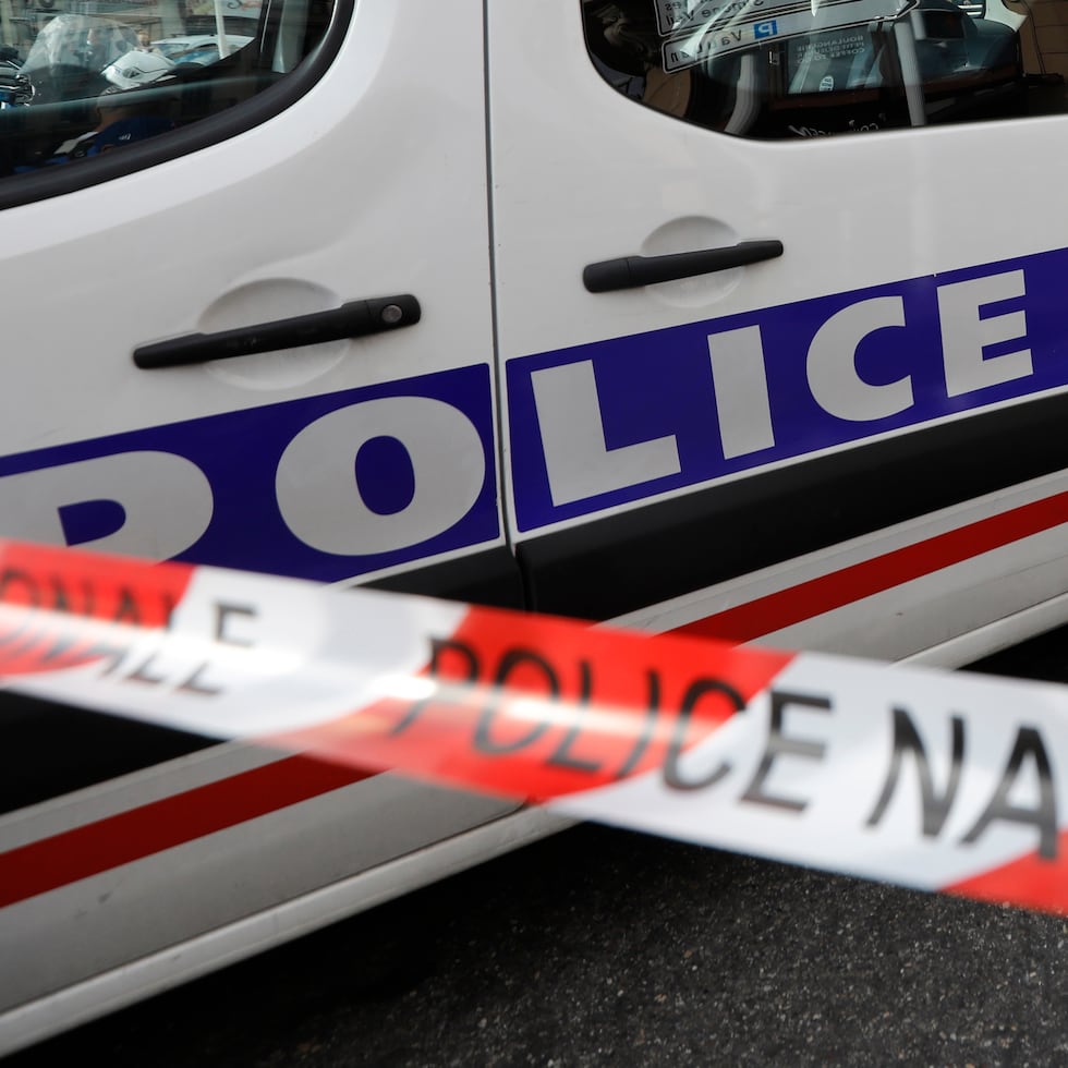 La Fiscalía de París confirmó este miércoles que las 58 personas fueron encontradas de madrugada “en el compartimento de carga de un camión de gran tonelaje sin conductor estacionado en el callejón Marteau, en el distrito XVIII de París”