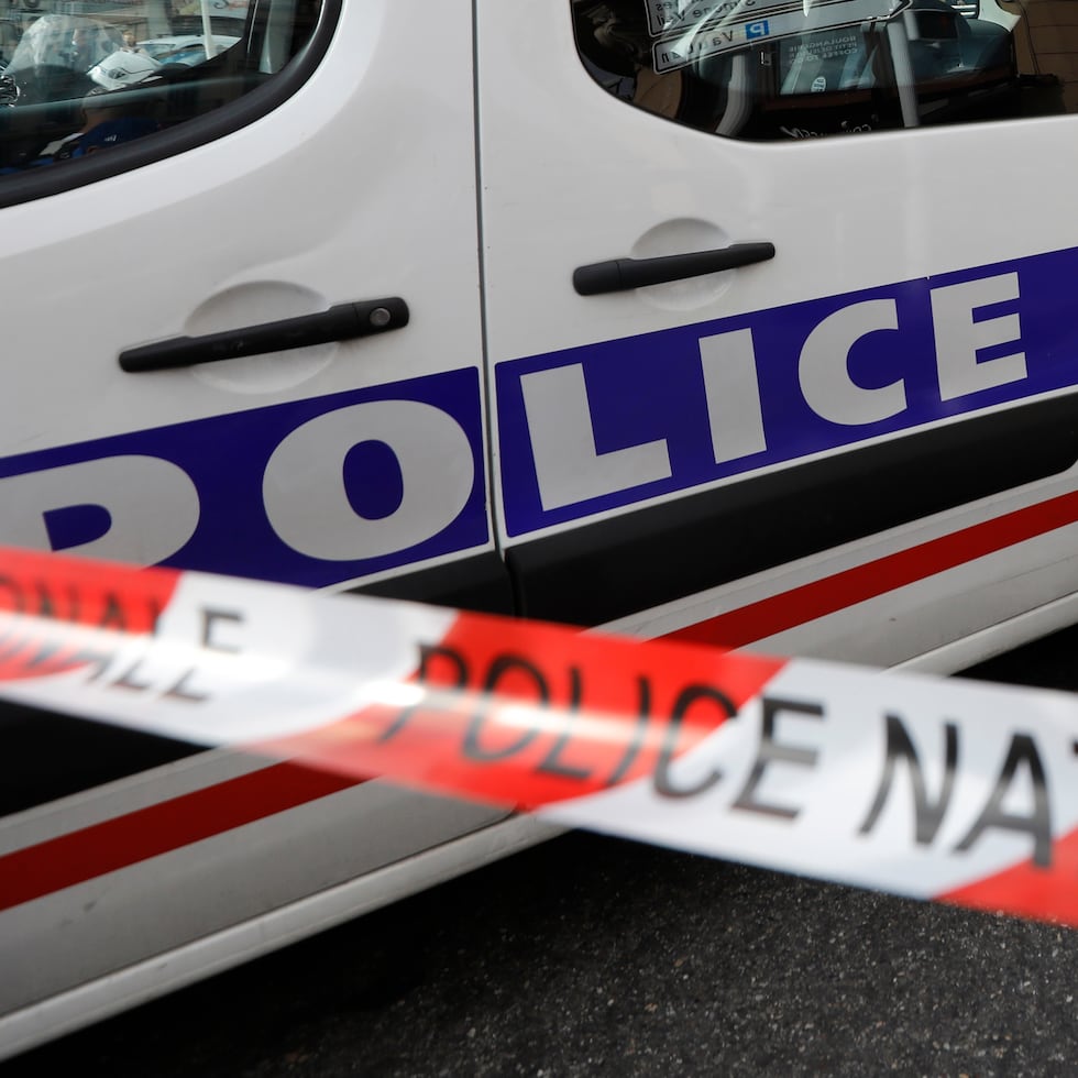 Deranque sucumbió el sábado como consecuencia de sus heridas, dos días después de los golpes propinados por al menos seis individuos enmascarados y encapuchados, según declaraciones del fiscal el lunes.