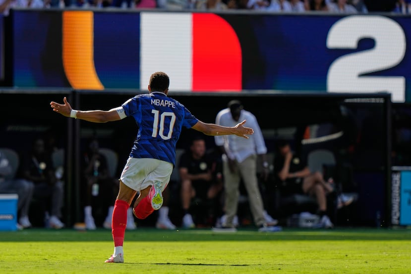 Kylian Mbappé anotó dos goles el martes antes de que el argentino Lionel Messi hiciera tres para empatar la marca total en Mundiales, con 16.