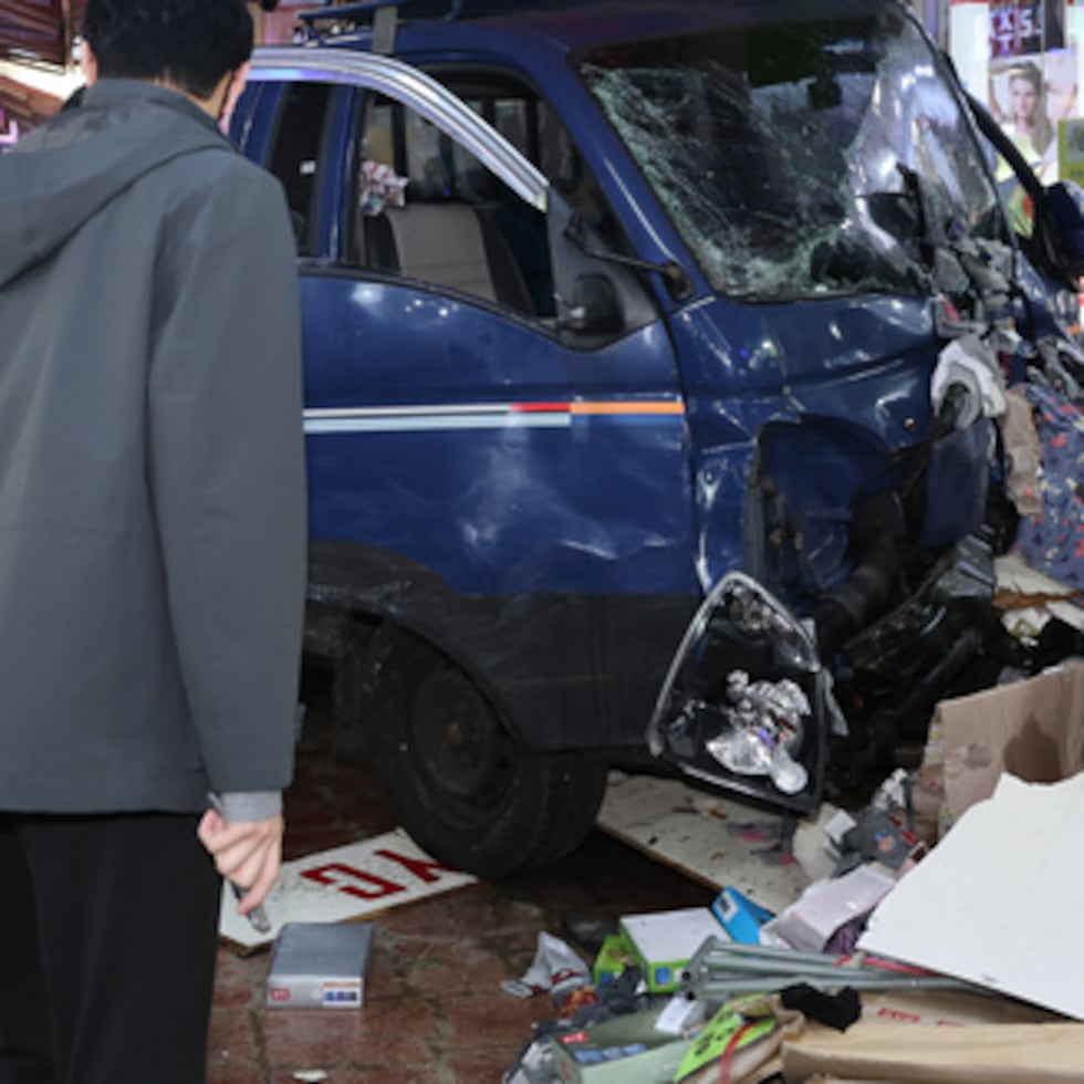 Foto del camión que impactó a varias personas en un mercado al aire libre.