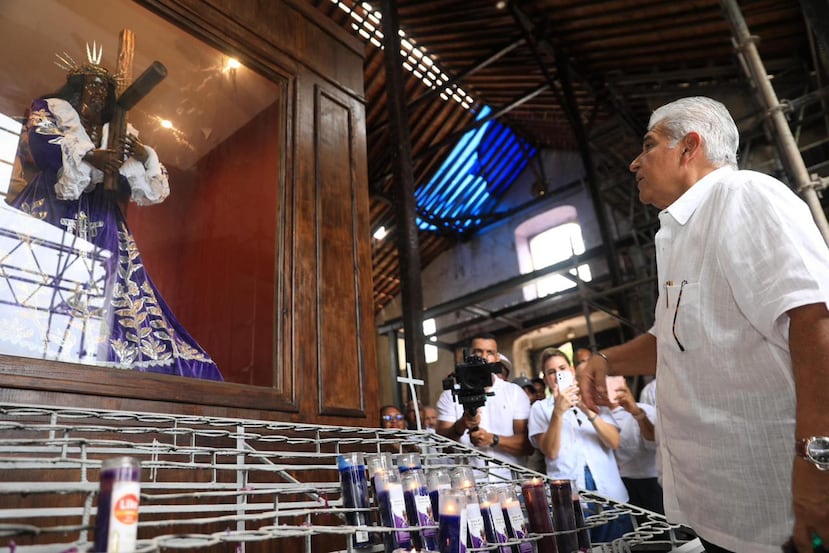 Fotografía cedida por la Presidencia de Panamá de su mandatario, José Raúl Mulino (2-i), junto a la primera dama, Maricel Cohen de Mulino (i), a la ministra de Cultura, María Eugenia Herrera, y el ministro de Ambiente, Juan Carlos Navarro (3-i),EFE/ Presidencia de Panamá