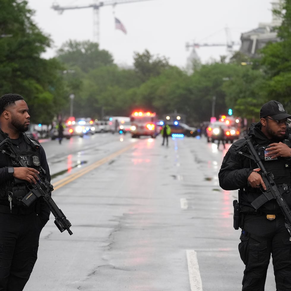 Miembros de la Policía de Washington D. C. y del Servicio Secreto bloquearon las carreteras aledañas a la Casa Blanca debido al incidente.