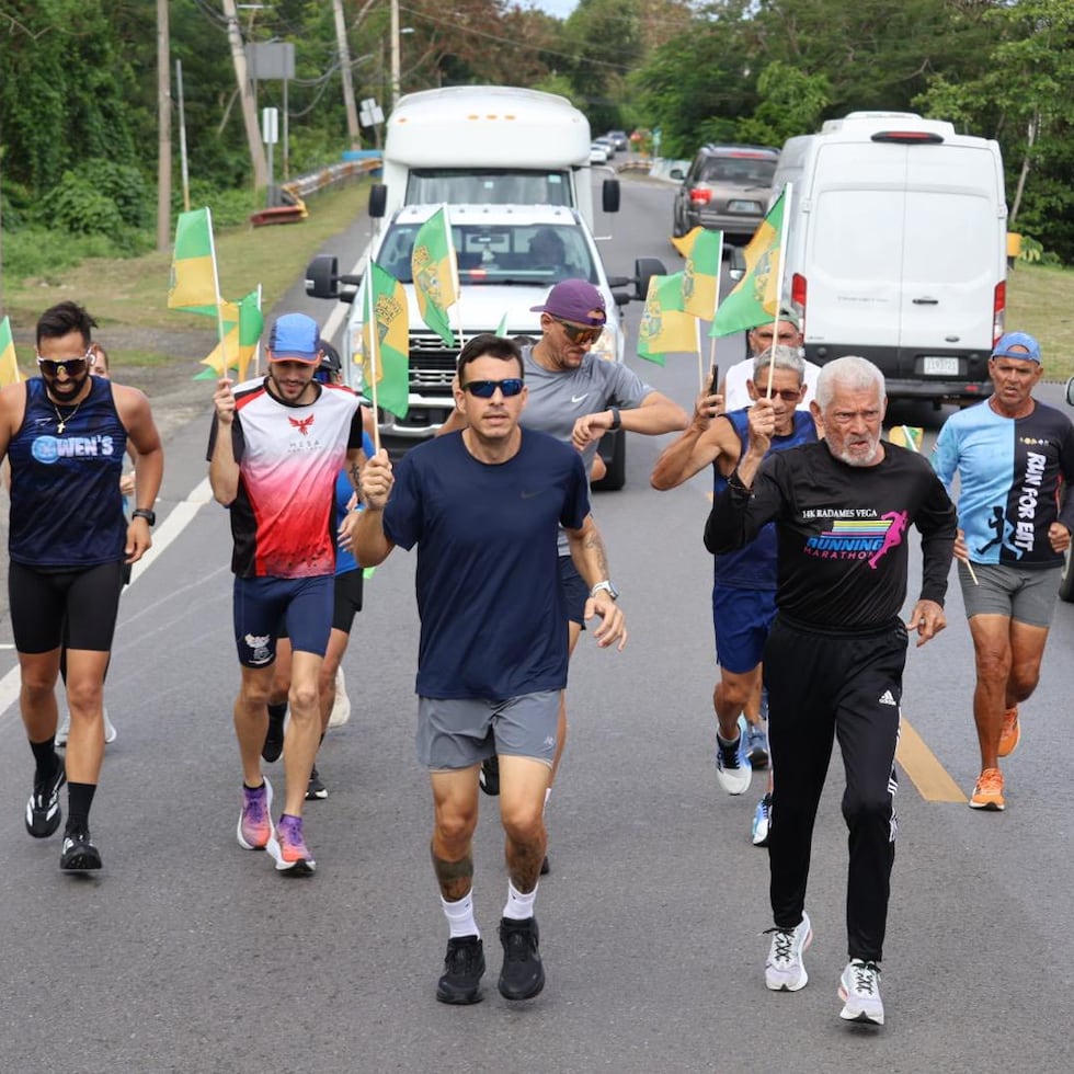 Radamés Vega, a la derecha, corre como parte de una actividad del Municipio de Sabana Grande, donde fue reconocido por su trayectoria en el fondismo.