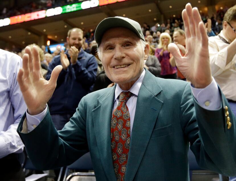 Herb Kohl, dueño de los Bucks de Milwaukee, recibe el aplauso de los aficionados durante un partido ante los Hawks de Atlanta, el 16 de abril de 2014.