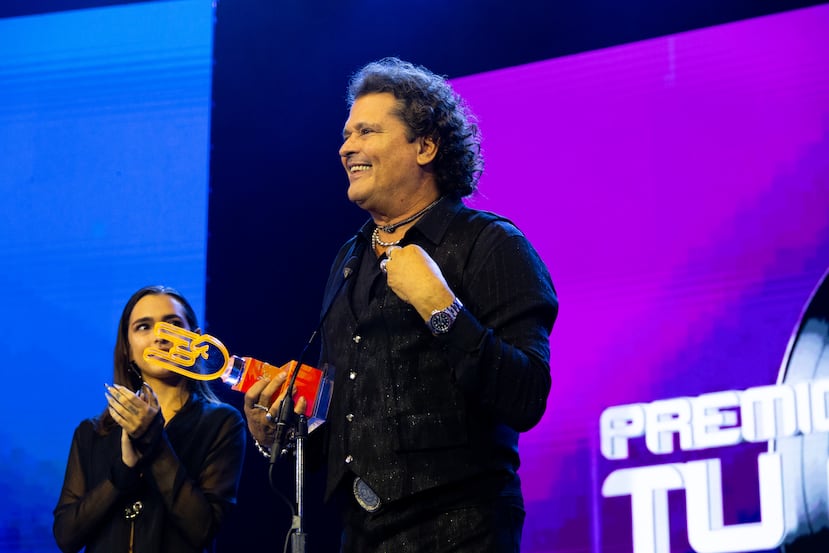Carlos Vives fue homenajeado con el reconocimiento Ícono Global Masculino, en una emotiva entrega realizada por su hija, Lucy Vives.