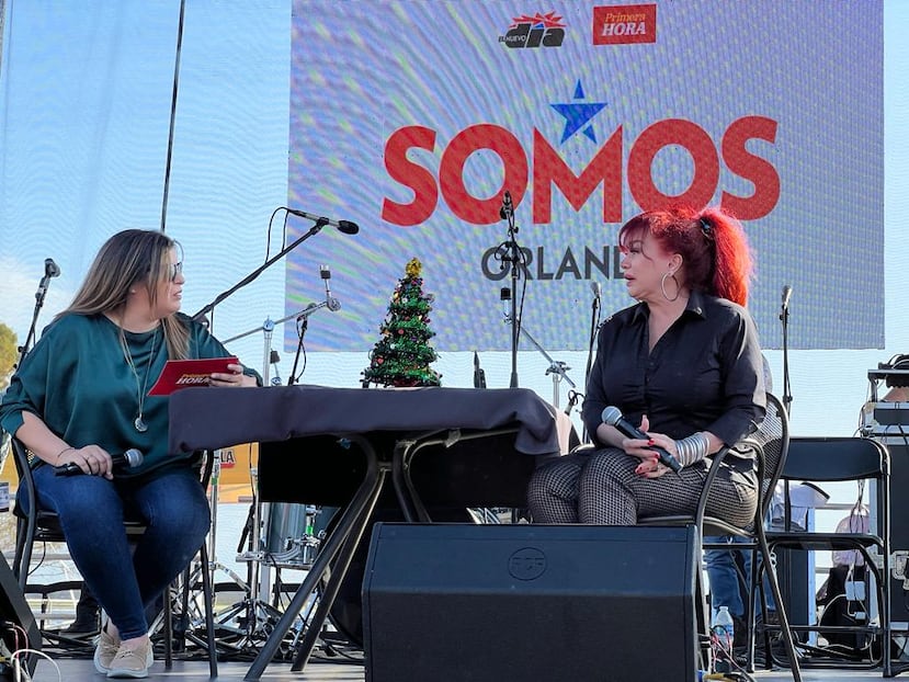 Iris Chacón, a la derecha, conversa con Ana Enid López, subdirectora de Primera Hora, como parte de la actividad "Un cafecito con..." de Somos Puerto Rico.