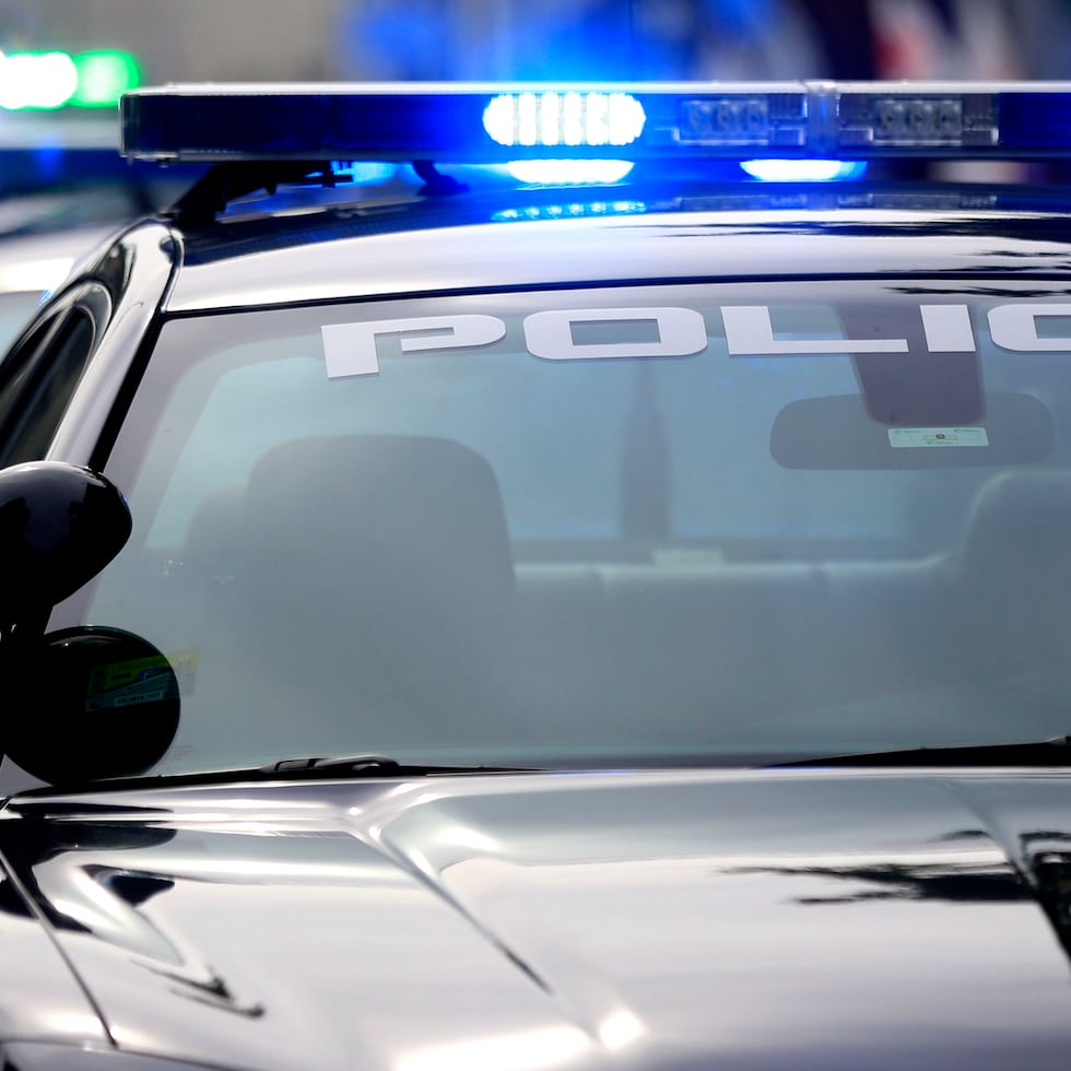 Los agentes encontraron a la víctima herida en el interior de un vehículo Nissan color gris.