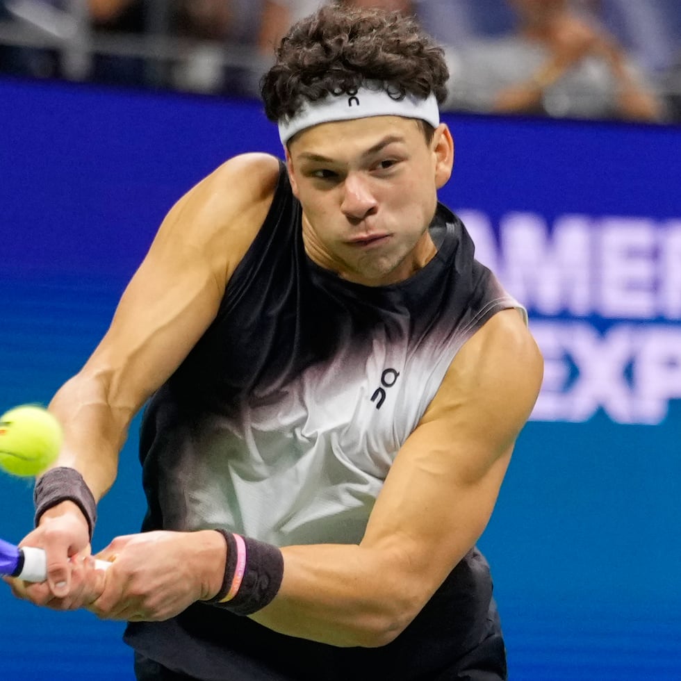 Ben Shelton, de Estados Unidos, devuelve la pelota a su compatriota Frances Tiafoe durante las semifinales del Abierto de Estados Unidos.