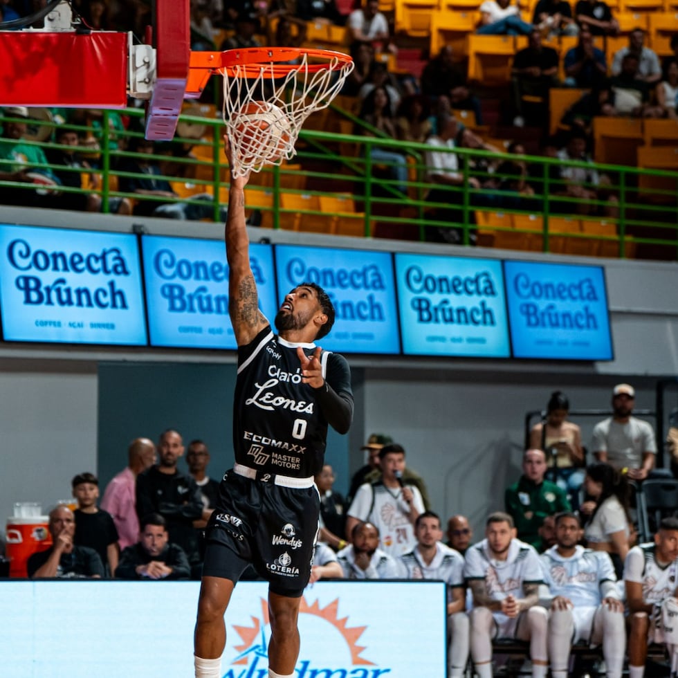 Jezreel de Jesús, de los Leones, anota contra los Santeros de Aguada.