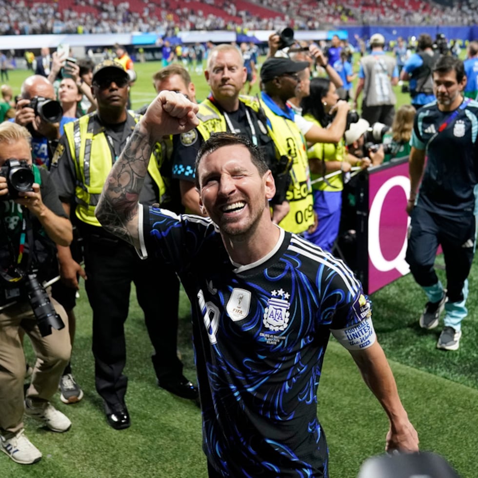 Lionel Messi se retira al túnel de vestuarios tras la victoria de Argentina.
