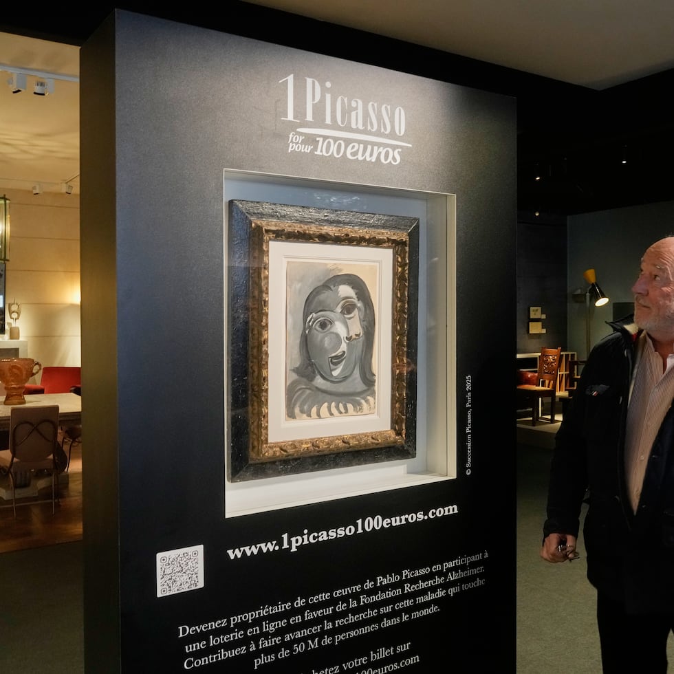 Varias personas observan la obra "Cabeza de mujer" de Pablo Picasso, pintada en 1941, en París, el viernes 10 de abril de 2026, antes de una lotería en la que se sorteará el cuadro para recaudar fondos para la investigación del Alzheimer.