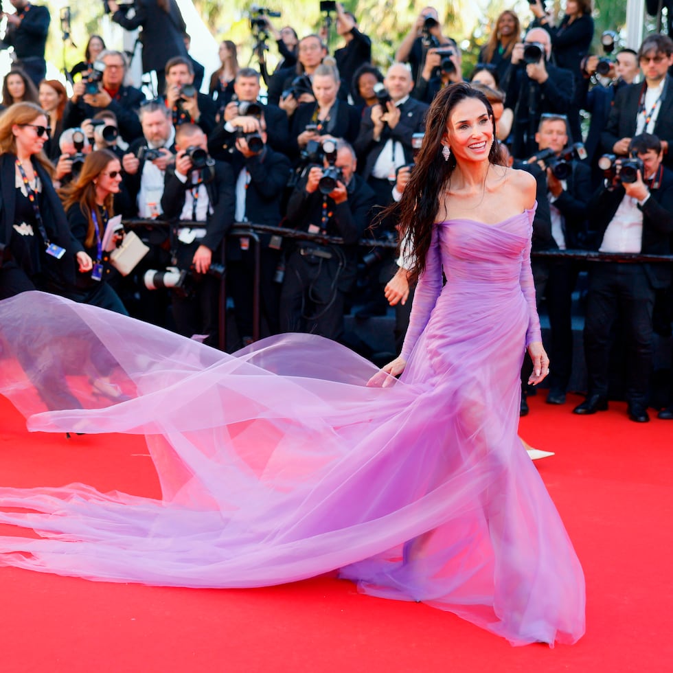 La actriz Demi Moore, parte del jurado de esta edición del presitigioso festival de cine, llegó a la alfombra roja del miércoles con un impresionante vestido violeta Gucci que se llevó toda la atención