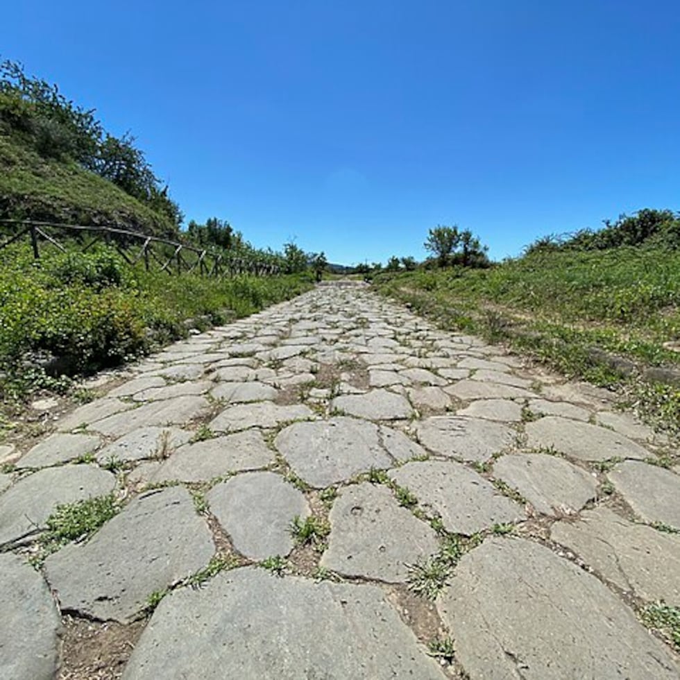 Los romanos dejaron un gran impacto con esta red de carreteras, que creó el modelo para muchas carreteras que todavía se utilizan en la actualidad.