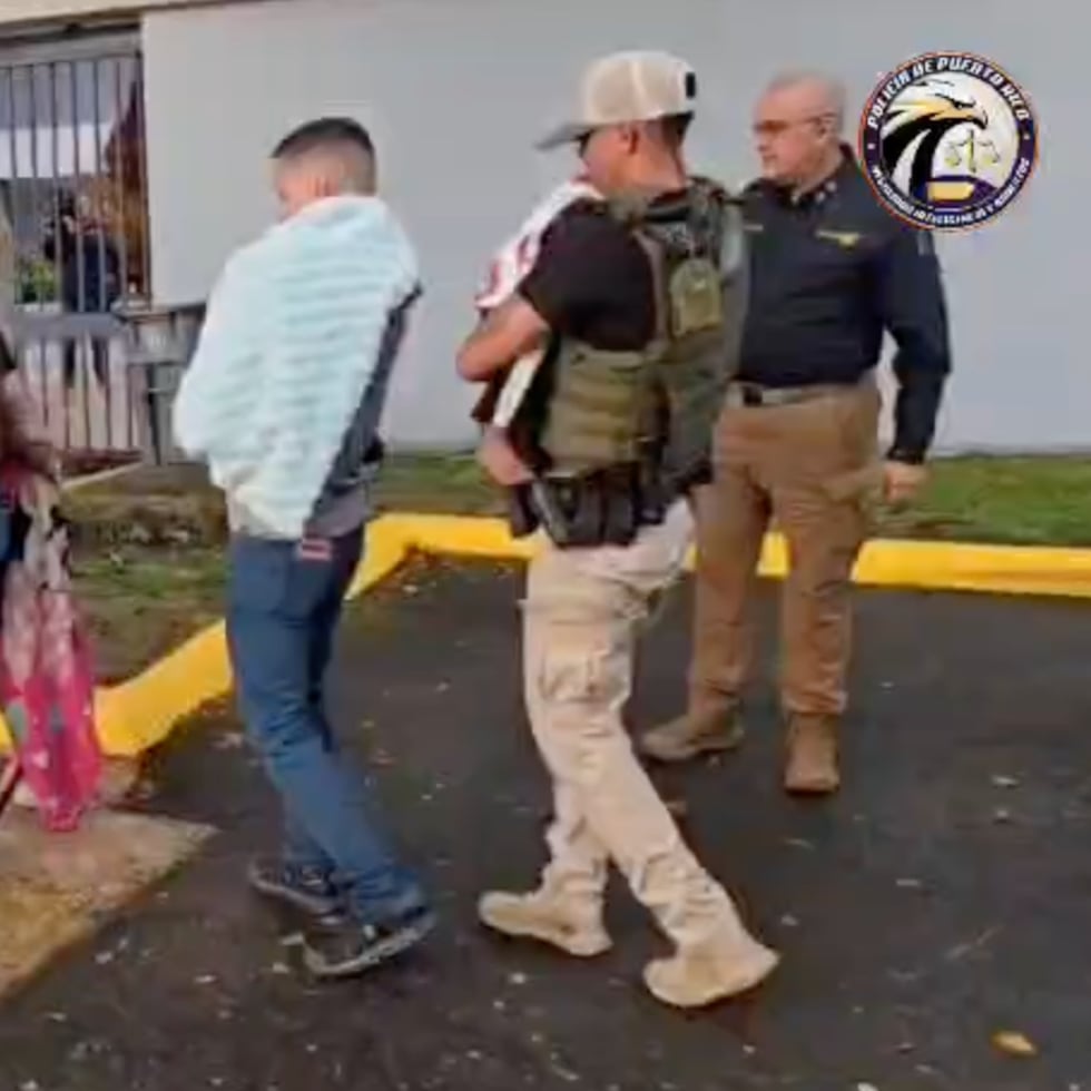 La Policía reportó que encontró a cinco menores en condiciones "infrahumanas" durante el allanamiento de una residencia, donde encontraron drogas y un arma de fuego.