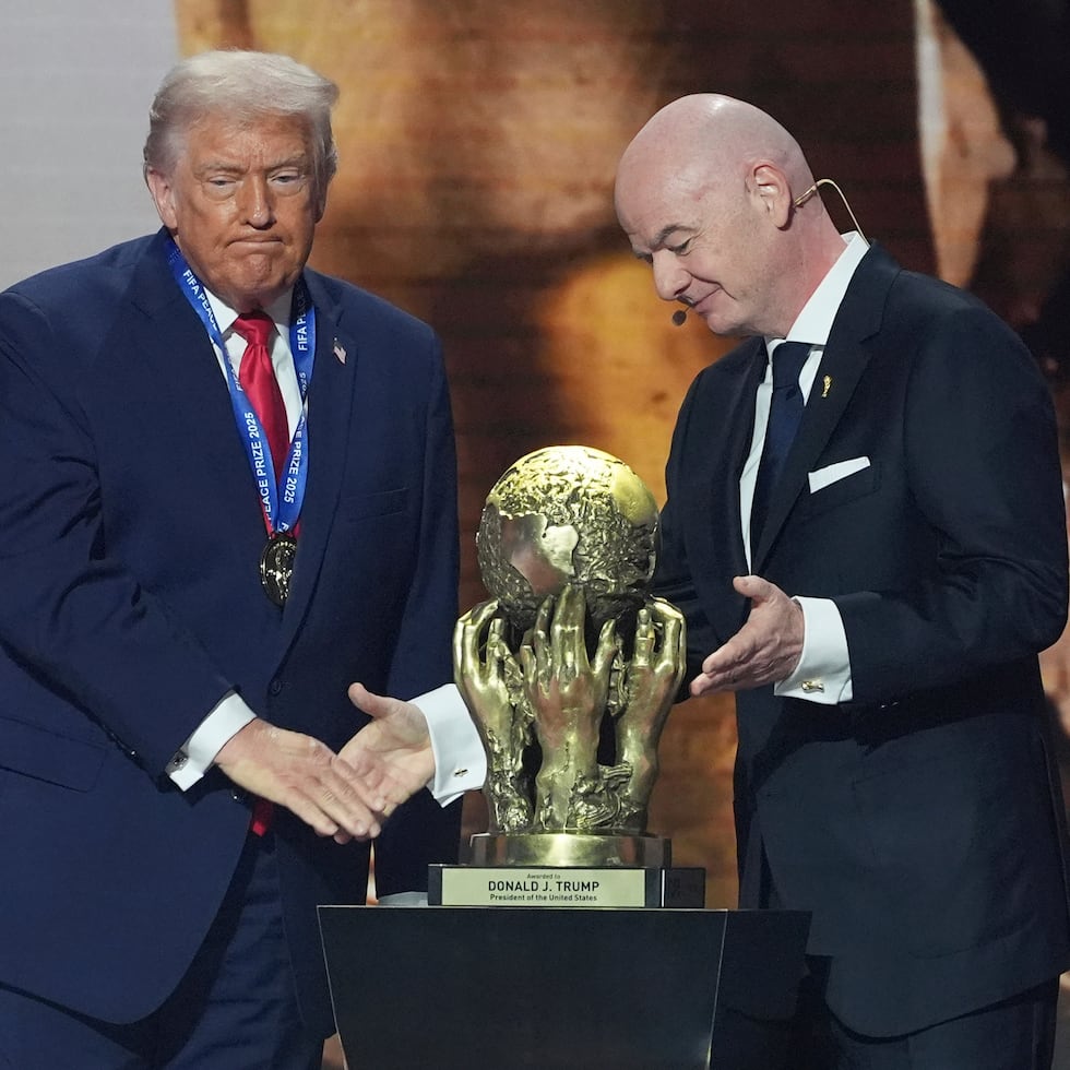 Gianni Infantino (derecha), presidente de la FIFA, junto al presidente de Estados Unidos, Donald Trump, durante el sorteo de la Copa del Mundo celebrado al principios de diciembre en Washington.