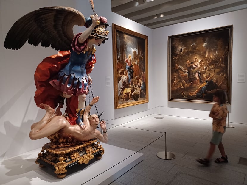 Ubicado junto al Palacio Real y la Catedral de la Almudena, en el se exponen algunas de las piezas más destacadas de las Colecciones Reales propiedad del Patrimonio Nacional español.